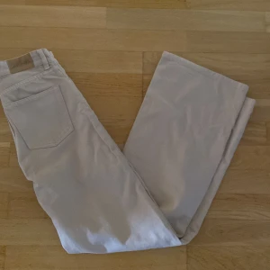 Beiga jeans - Jag säljer dessa beiga jeans från monki. Dom är i bra skick och endast använda ett fåtal gånger. Skriv vid ärligt intresse!! Önskas bättre bilder skriv till mig :) 