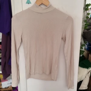 Beige turtle neck  - Stretchig och mjuk  Tunn och tajt  Från new yorker 