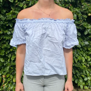 Ljusblå offshoulder topp - En blå off shoulder topp från pull&bear, i storlek S 