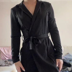 Blazerklänning  - Blazerklänning ifrån Nelly, aldrig använd och har prislappen kvar!  Fick dela upp bilderna så jag inte fick plats med hela i en.. Storlek XS