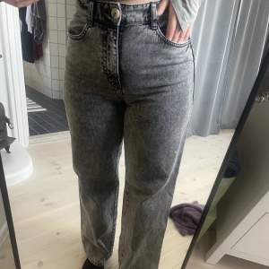 Jeans från zara i storlek 40, sparsamt använda 💕