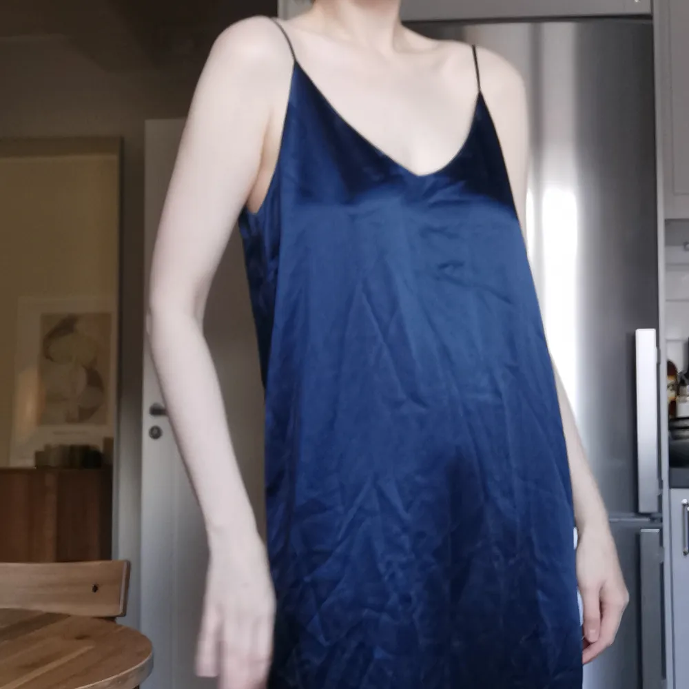 Mörkblå klänning i glatta material. Stl s/m lapp saknas dock med stl. Mer info kan ges på förfrågan. Långklänning med spagetiband. . Klänningar.