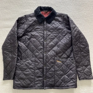 Barbour Quiltad Jacka - En Quiltad jacka från Barbour i fint skick! Storleken är i barnstorleken, XL, motsvarar ungefär en XS. 