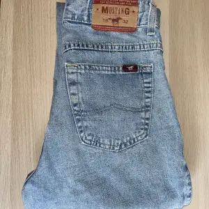 Vintage Mustang jeans köpta på beyond retro! Aldrig använda av mig och i storlek 27/30✨💕