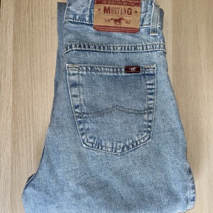 Mustang jeans vintage  - Vintage Mustang jeans köpta på beyond retro! Aldrig använda av mig och i storlek 27/30✨💕