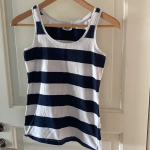 Randigt linne  - Blå vitt randigt linne.