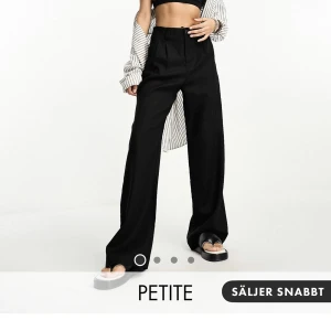 Kostymbyxor Asos - Säljer dessa byxor använda 1 gång, köpt fel storlek! Storlek 38 petite 