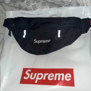 Supreme äkta typ i nyskick släpptes i collectionen 2019 i supreme.  Priset är ej hugget i sten.