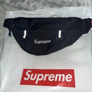 Supreme waistbag  - Supreme äkta typ i nyskick släpptes i collectionen 2019 i supreme.  Priset är ej hugget i sten.