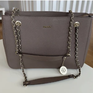 Dkny väska  - Säljer min väska som är i bra skick, knappt använd den är som ny. Den är äkta.