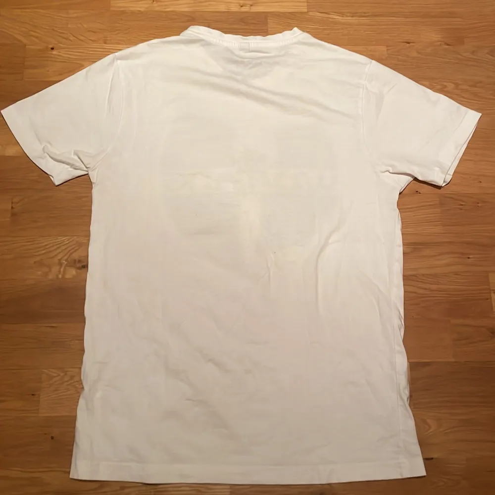 En vit Wu-Tang T-shirt som är i mycket bra skick! Säljer för kommer inte till användning.. T-shirts.