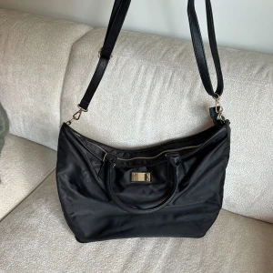 Väska  - Svart väska med guld detaljer🖤som ny. Går bra att trycka på ”köp nu”