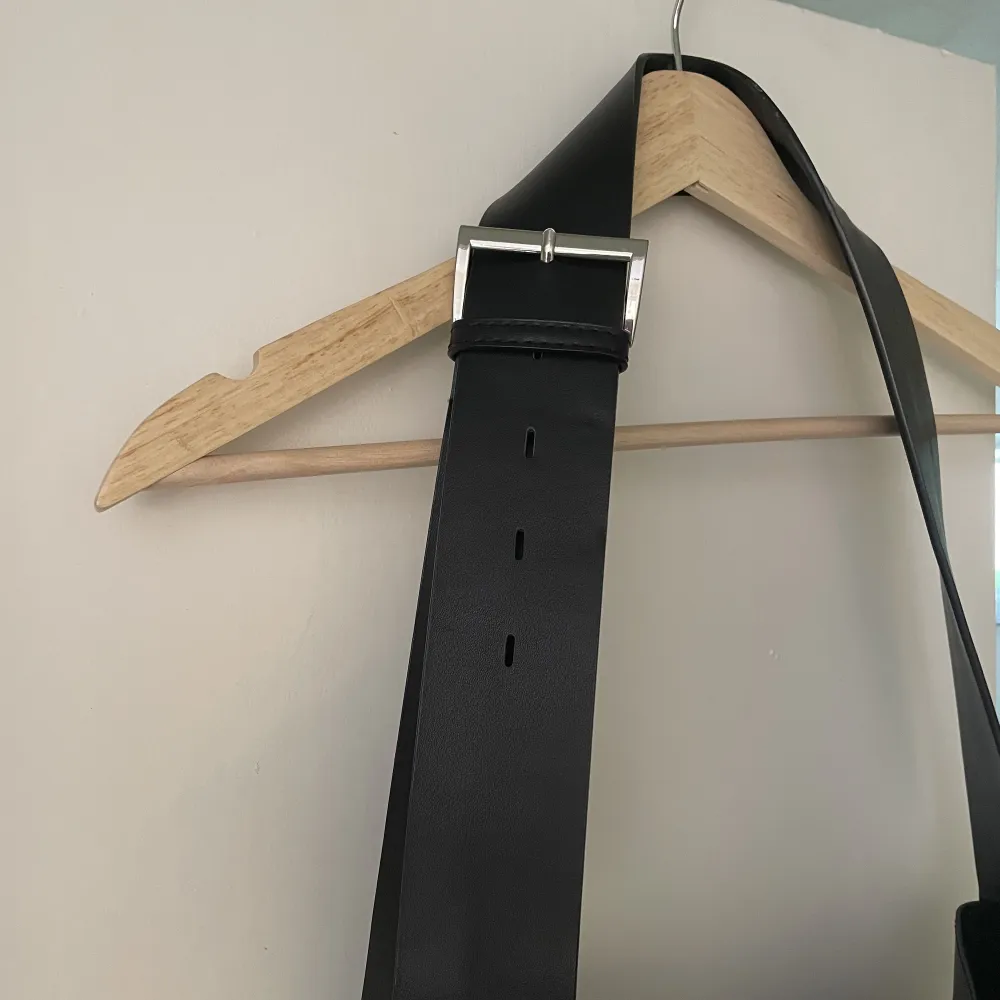 Shopperväska i läderimitation i modellen Celeste från Carin Wester. Använd fåtal gånger.  Justerbar axelrem med stort spänne Inuti finns 1 innerficka och 1 kortfack • Mått:  Bredd 36 cm Höjd 34 cm Djup 13 cm . Väskor.