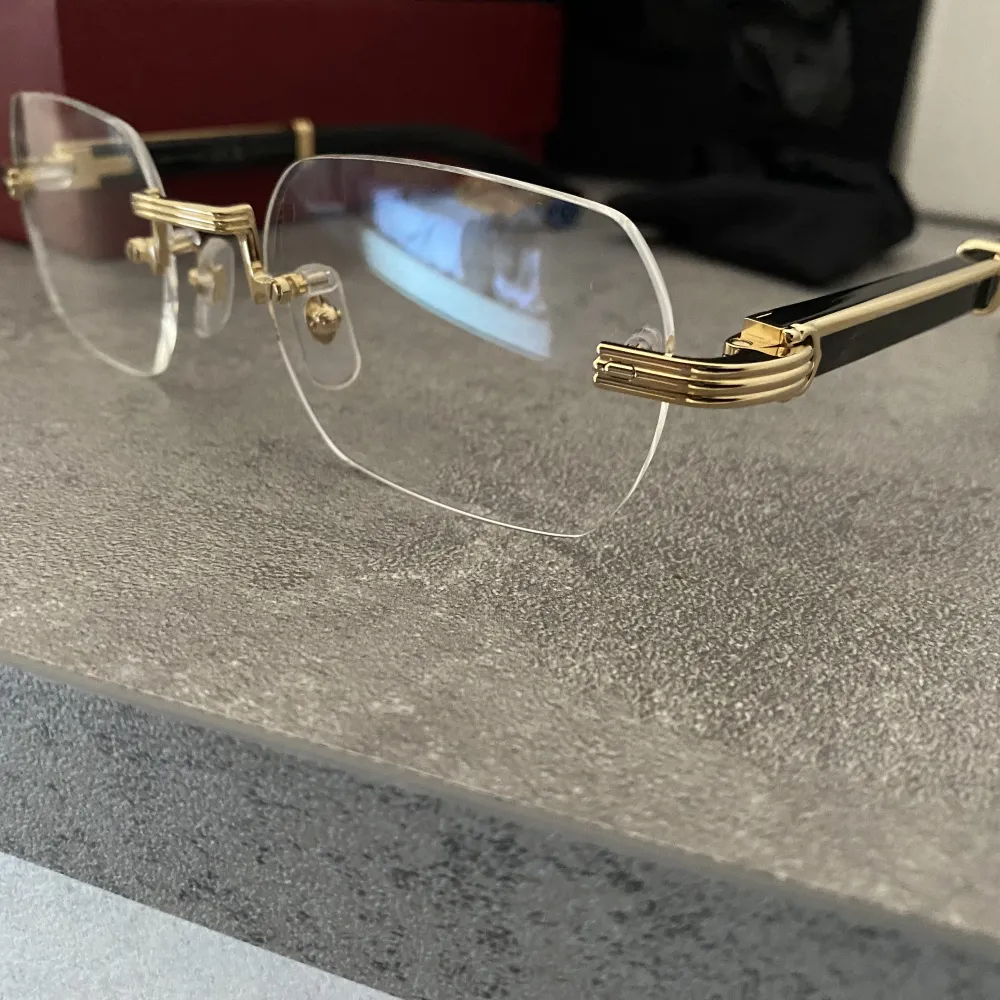 hej, jag säljer Cartier unisex-glasögon med buffelhornsskalmar och genomskinliga linser, glasögonen medföljer kartongen och alla dess tillbehör, jag säljer dem för 1500 euro, förhandlingsbart, listpris 2700 euro. Accessoarer.