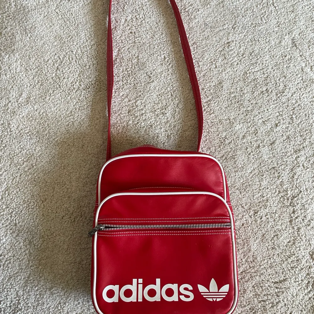 En röd adidas väska som jag aldrig använt, dock ganska gammal och min mamma har använt den! . Väskor.