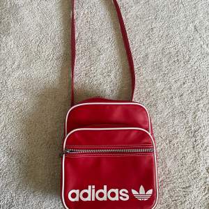 En röd adidas väska som jag aldrig använt, dock ganska gammal och min mamma har använt den! 