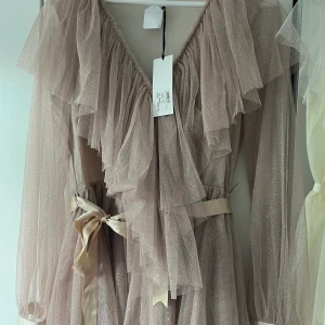 Ida Sjöstedt klänning  - Helt nya Ida Sjöstedt klänning i modell Penny. Världens finaste klänning!!! Osäker på om jag ska sälja så tryck inte köp nu utan att fråga🫶🏼🫶🏼🫶🏼Skriv för mer info