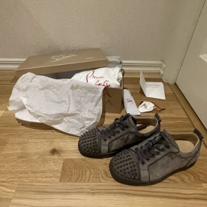Christian Louboutin skor  - Hej! Modellen är Louis Junior Spikes Orlato Flat Veau. De är köpa förra sommaren i Frankrike från Christian Louboutin. De är endast använda en halv sommar och skicket är toppen.  Kvitto, dustbags, extranitar, extrasnören och lådan medföljer. 