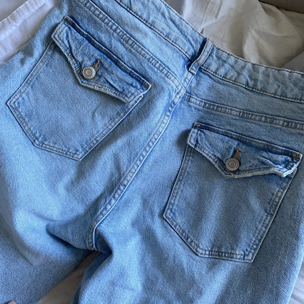 Från BERSHKA storlek 36 lågmidjade. Kan gå ner i pris vid snabb affär. . Jeans & Byxor.