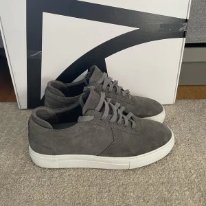 Axel Arigato skor - Säljer mina Axel Arigato skor som är i väldigt bra skick! Dom är använda Max 5 gånger!  Hör gärna av dig om du har frågor!