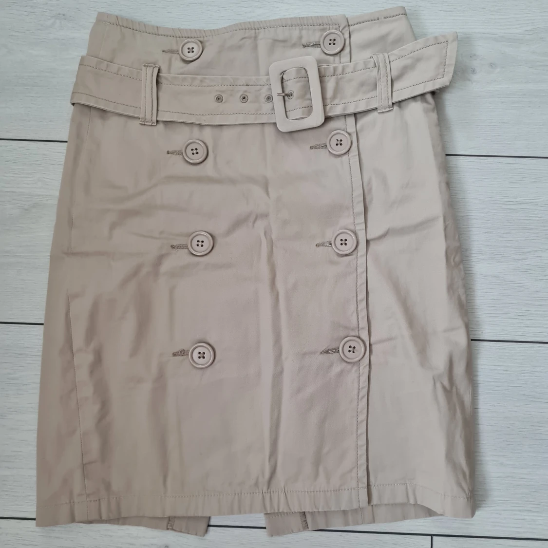 Beige kjol med knappar - 91