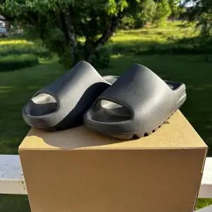 Helt nya Yeezy Slides ”Onyx” i storlek 43 med originalbox Limiterad upplaga dvs dessa kommer inte tillbaka Hör av dig för mer info och pris