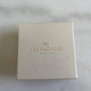 En silvrig ring från Lily and Rose. Säljer på grund av att jag inte använder silversmycken utan endast guldiga
