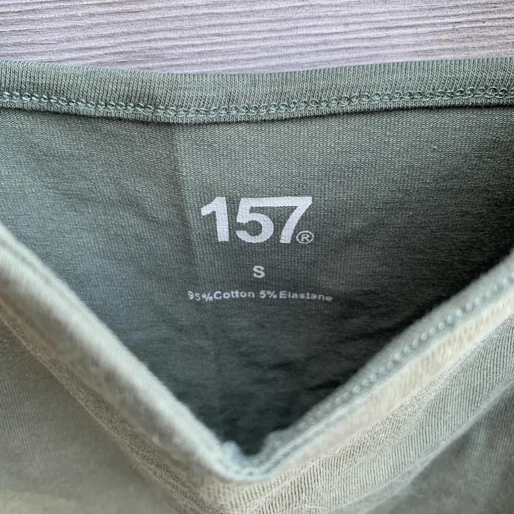 Olivgrönt linne från Lager 157 i strl S. Helt nytt med lappar! Köparen står för eventuella fraktkostnader. #Lager157. T-shirts.