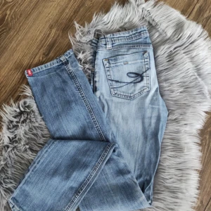 Straight leg Esprit jeans - EJ SÅLDA ÄN. Ljusblå wash! Storlek 32/34. Passar någon som är 158-163. Straight leg modell. Vintage. Bra skick förutom att lappen på baksidan är som på bild 1.