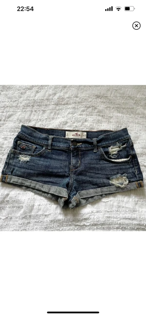 Jeans shorts  - Använda men i bra skick. Storlek 5 (W27). Midjemått 78 cm, grenhöjd 19 cm. Använd gärna KÖP NU om du vill köpa.