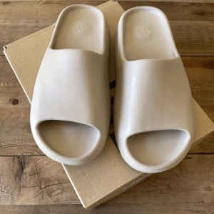 Yeezy slides (NYSKICK) - Nya yeezy slides för ett bra pris, storlek 44, härligt med ett par slides nu på sommaren ☀️