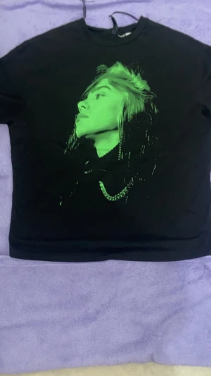 Billie Eilish Tröja 💚🕷️ - Billie Eilish tröja Sick: Nästan aldrig använt  Säljs pga för liten och använder aldrig. 💞 Pris kan diskuteras💞💬 🕷️💚