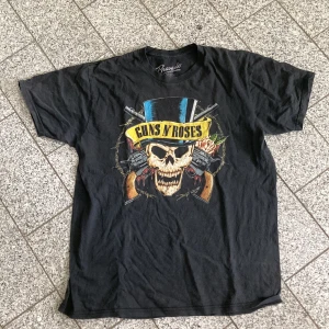 Tshirt - Jättecool Guns n Roses T-shirt. Köpt på popbutique i gbg. Väl använd men i bra skick. Storlek L herr.