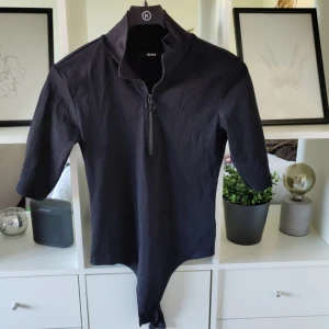 Stretchig body med dragkedja - Jätteskön stretchig ribbad body med dragkedja. 