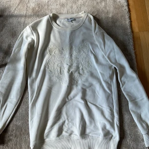 Kenzo tröja - Hej säljer nu min kenzo tröja! Skicket är 8/10 hör av er om ni har funderingar!