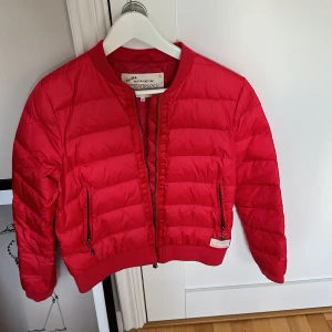 Odd Molly jacka - Hej säljer nu en Odd Molly jacka som är riktigt fräsch till hösten och även våren! Skicket är 10/10! Har ni funderingar så är det bara o skriva