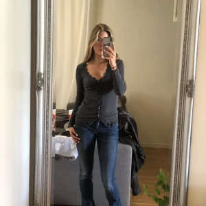  vintage second hand kofta - Jätte söt tröja jag köpte second hand med lite vibrn av tidigt 2000 tal och twilight vibes