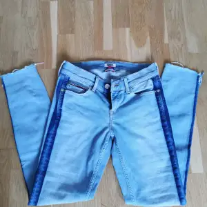 Supercoola blåa jeans från Tommy Hilfiger. Designen är så unik! De är inte avklippta av mig, utan det är så de är designade. Perfekta till sommaren! ☀️