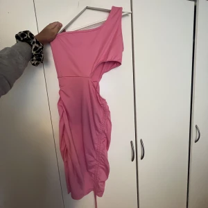Klänning - Fin klänning från shein, dragsnören att reglera längden med, cutout i ena sidan. Oanvänd så i fint skick. 
