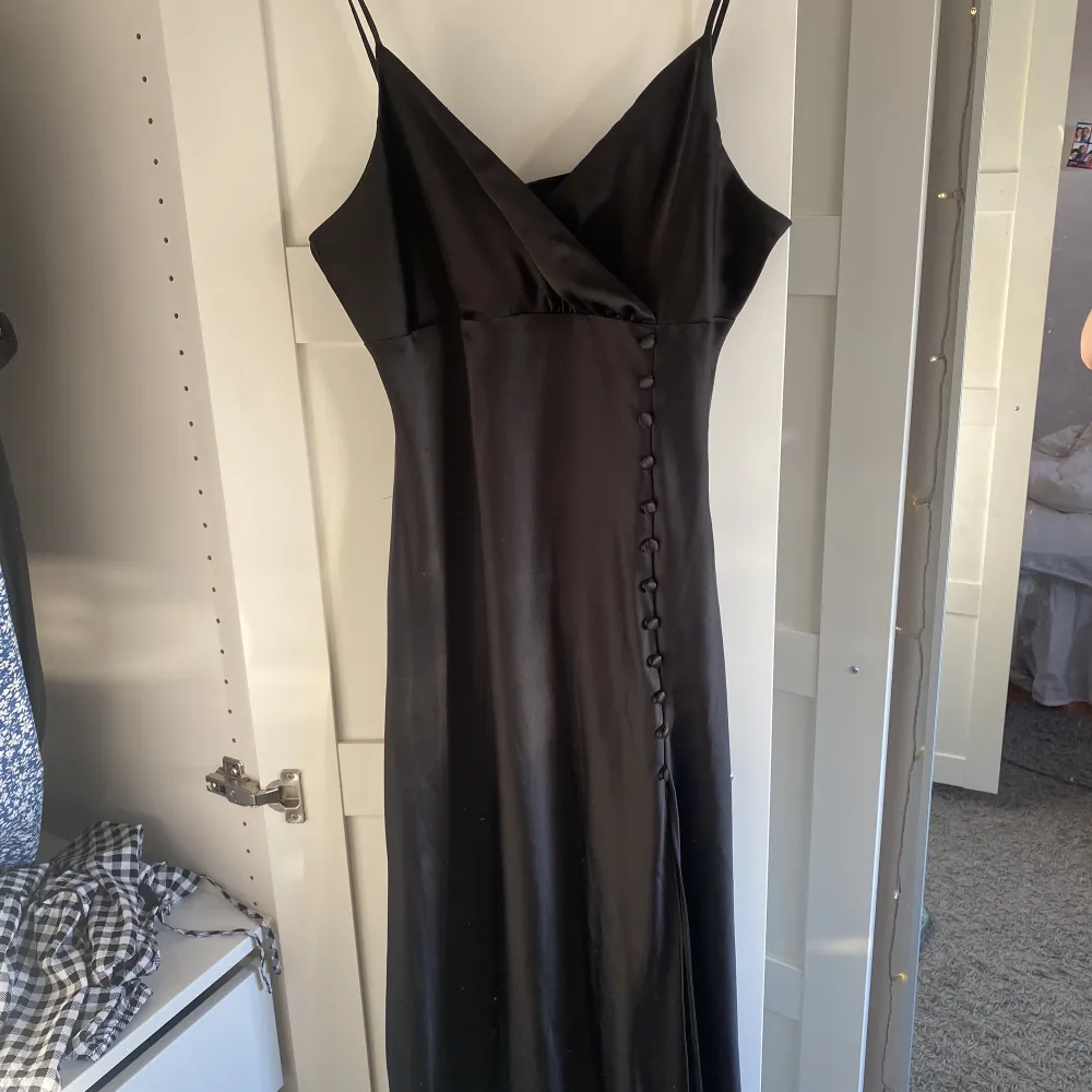 Super fin svart satin klänning med slit från zara❤️ säljs inte längre, knappt använd så är i jätte bra skick ❤️. Klänningar.