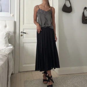 HM långkjol - Drömmig plisserad långkjol från HM i storlek 34. Endast använd en gång. Såå fin både till vardags och fest, ett säkert kort! 🥺