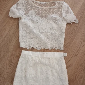 Ida sjöstedt set top julie och kjol - Topp (julie) och tillhörande kjol från Ida sjöstedt säljes. Använt som back up set på mitt egna bröllop. Förvarat i djur och rökfritt hem. Storlek 34 på topp och 36 på kjolen. Säljes som set, pris för både kjol och topp. Kan postas eller hämtas i limhamn,