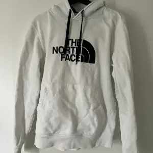 Säljer nu min vita The north face hoodie pågrund av att den är för liten. Den är i ett bra skick och passar både för ngn med M och L då den är lite större i storleken.