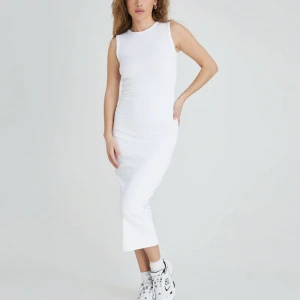 Ribbad klänning  - Vit ribbad tight klänning, aldrig använd  Ord. Pris: 359kr