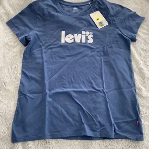 Säljer en t-shirt från levis med superskönt material, helt oanvänd! Det går bra att buda eller köpa direkt för 200!💕💕