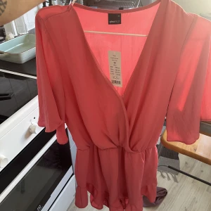 Byxdress  - Aldrig använd + prislapp är stolek 34, men är mera som 36/38