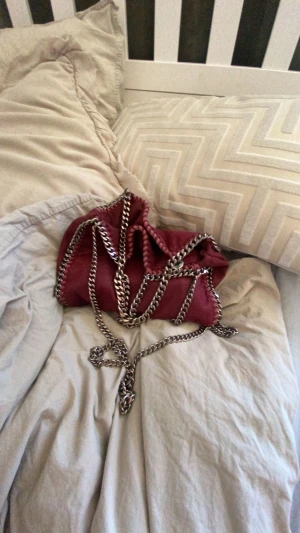 Stella McCartney väska  - Intressekoll på min fina Stella väska i mörkröd❤️❤️ kan tänka mig byta mot tiny elr en valentino eller balenciaga. äldre modell därför är innerfickan lite större och med dragkedja😊 har lite rost på kedjorna men syns inte💗bud på 4500