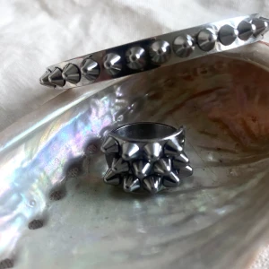 Edblad nit-ring & armband - Säljer populärt armband & nit-ring från Edblad i silver storlek M/L. Ringen har tyvärr tappat en nit-detalj men är annars i gott skick. Säljs tillsammans eller separat och fraktar endast i och med att det är en mindre försäljning 💕 (ENDAST ARMBAND KVAR)