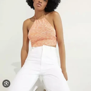 Kort topp med öppenrygg  - Kort oanvänd topp från bershka, med öppen rygg och halterneck 