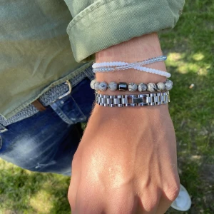 Watchbracelet  - Hej jag säljer detta watchbracelet för endast 249kr  Armbandets storlek kan justeras men hjälp av som skruvar som sitter vid sidan.